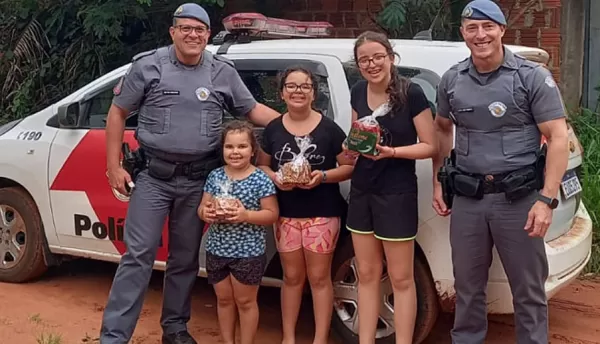 Policiais militares distribuem panetones para crianças da zona rural