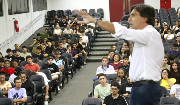 Aula Magna dos cursos de Tecnologia da Informação da Unimar inspira acadêmicos sobre carreira e futuro profissional