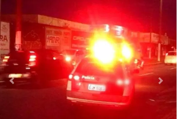 Após perseguição, mãe ainda tenta "salvar" filho da PM que pilotava moto em alta velocidade 