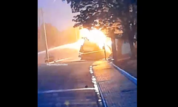 Carreta carregada com combustíveis pega fogo e mobiliza Bombeiros