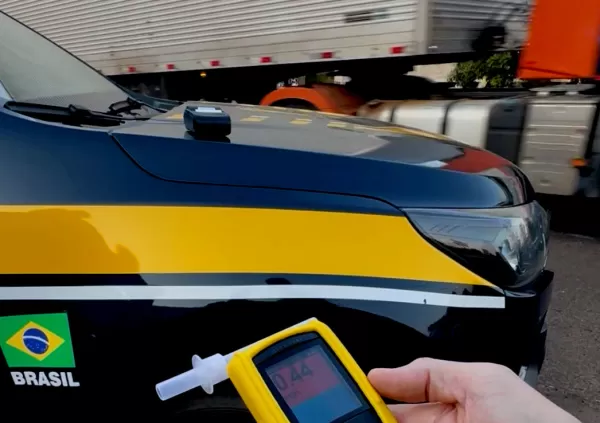 PRF prende motorista de carreta acusado de dirigir embriagado na BR-153