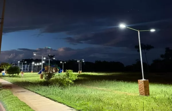 Prefeitura conclui instalação de iluminação na praça e parquinho do bairro Provence, em Pompeia