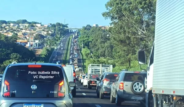 Fim de semana começa com acidentes e congestionamento no Contorno, em Marília