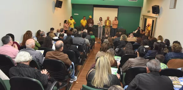 Dani Alonso e Capitão Augusto se reúnem com dezenas de entidades de Marília. Deputados são 
