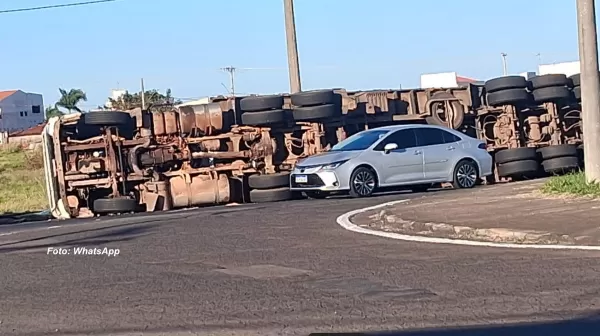 Carreta tomba na BR-153 em Marília e deixa motorista ferido