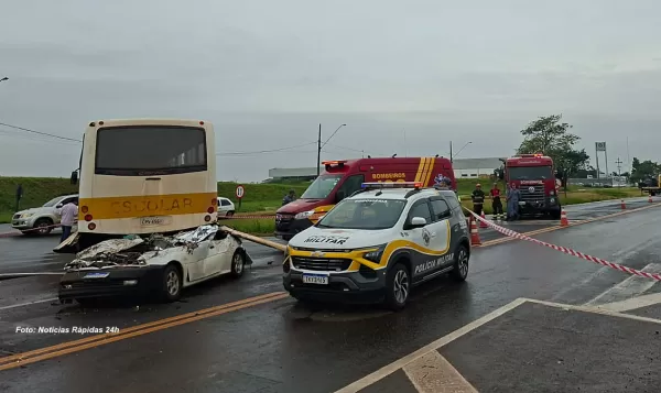 Acidente com ônibus escolar deixa um morto e caminhão espalha carga de laranjas em rodovias