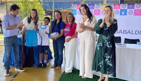 Prefeitura de Marília entrega uniformes de verão aos alunos da rede municipal de ensino