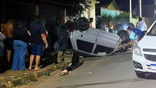 Motorista suspeito de embriaguez capota carro após bater em caçamba 