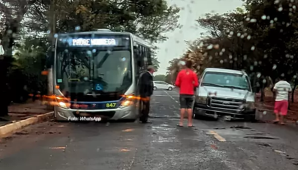 Valeta causa acidente envolvendo ônibus e caminhonete em Marília