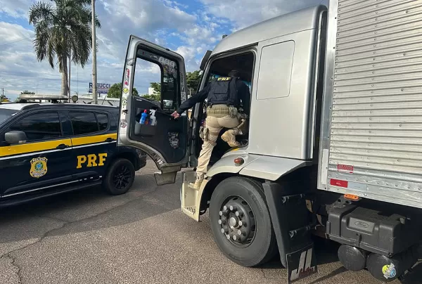 Caminhoneiro é preso pela PRF acusado de dirigir na BR-153 usando "rebite"