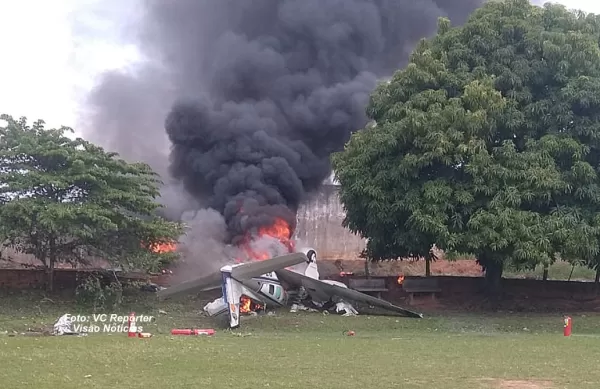 Aeronave de pequeno porte cai na sede da AABB ao lado do aeroporto de Marília