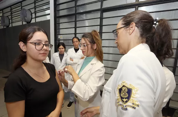 Acadêmicos do curso de Enfermagem da Unimar levam vacinação às empresas