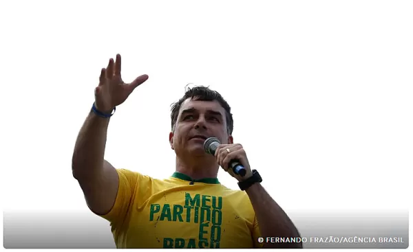 EUA concederão vistos a Flávio Bolsonaro e família após saída do Brasil