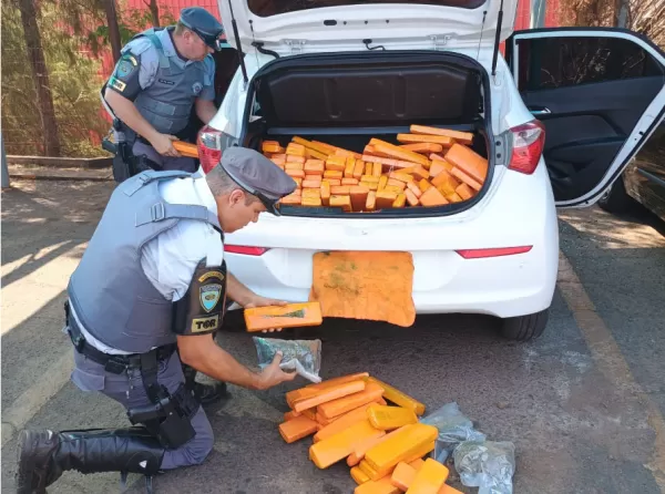 Após perseguição, traficante abandona carro em supermercado
