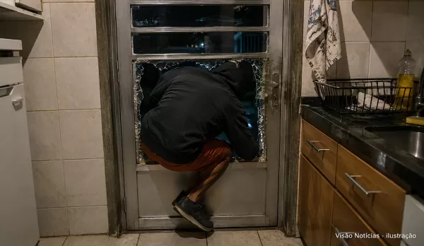 Homem consegue entrar por vidro quebrado de porta para assaltar em Marília