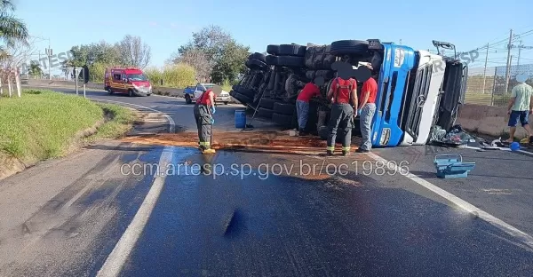 Carreta tomba em alça de acesso e interdita rodovia do Contorno em Marília por três horas