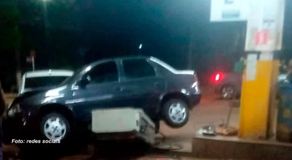 Motorista confunde pedais, atropela frentista e derruba bomba de combustível