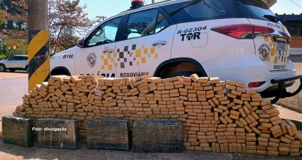 Carro é interceptado com mais de meia tonelada de maconha