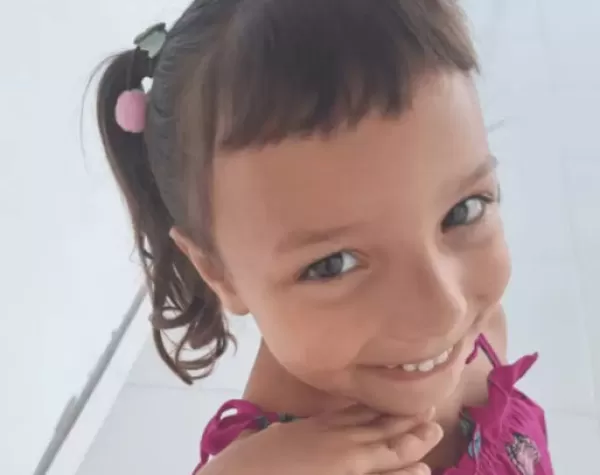 Menina de 5 anos é morta e enterrada no quintal de casa. Mãe e padrasto são presos