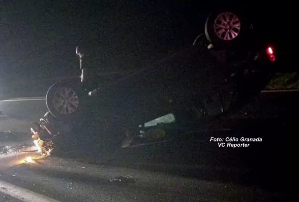 Carro capota na SP-333 e deixa motorista ferido