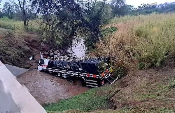Motorista perde controle e caminhão "mergulha" em córrego provocando contaminação