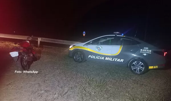 Após perseguição, Polícia Rodoviária apreende moto roubada e drogas
