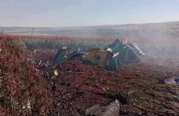 Avião da Esquadrilha da Fumaça cai após colisão no ar durante treino