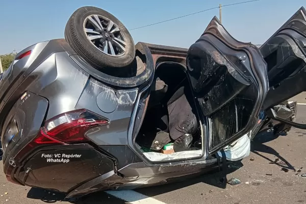 Carro capota na SP-294 e deixa ocupantes feridos