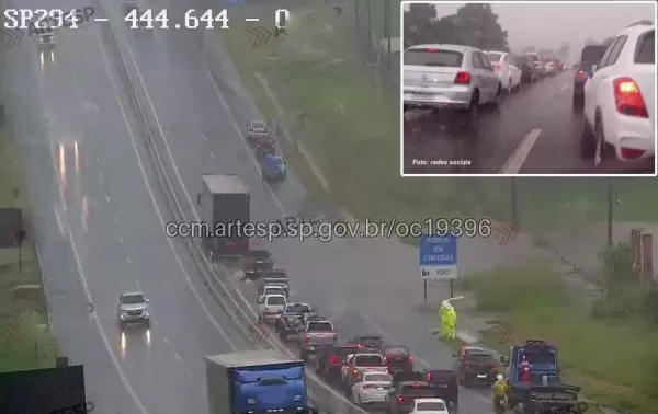  Temporal provoca alagamentos na SP-294 e em alça de acesso a Marília