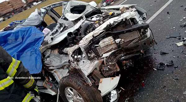 Acidente entre caminhonete e carreta mata três pessoas