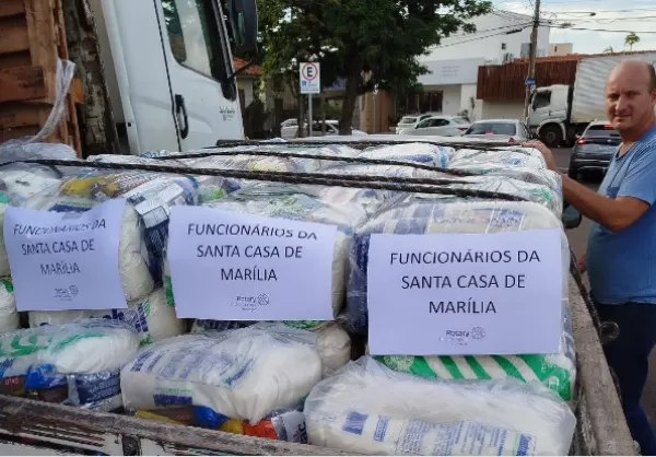 Funcionários da Santa Casa de Marília doam as próprias cestas básicas ao RS 