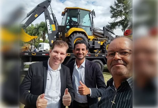 Prefeito de Quintana conquista escavadeira hidráulica para impulsionar agricultura e infraestrutura