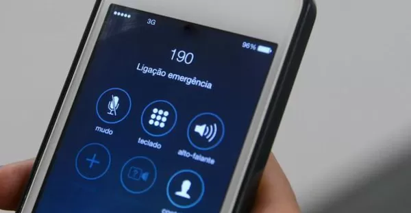 Mesmo refém de assaltantes mulher consegue pedir socorro à PM