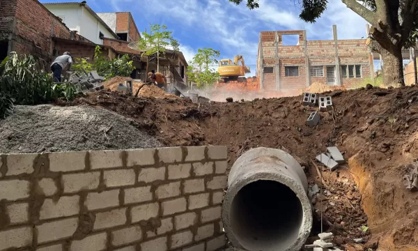 Prefeitura de Pompeia realiza construção de novo sistema de drenagem na rua Quintino Bocaiuva