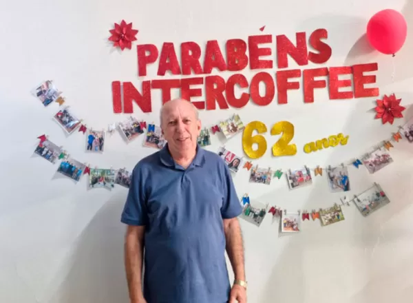 Intercoffee presta homenagem ao colaborador mais antigo da indústria