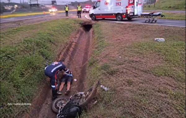 Motociclista sofre acidente em rodovia e espera 14 horas por socorro, na região