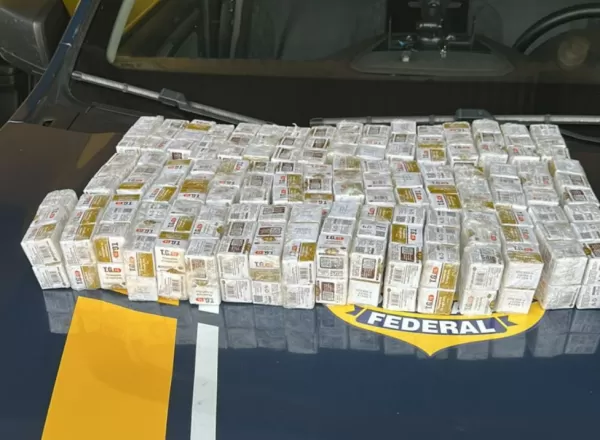 PRF apreende mais de mil ampolas de remédios para emagrecimento. Casal é preso