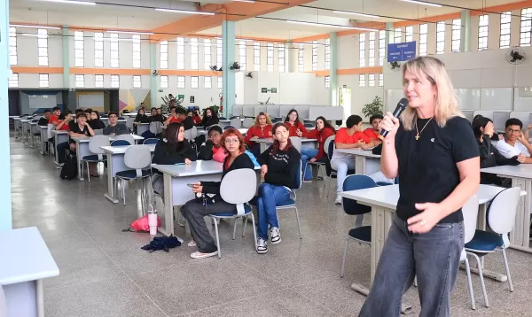 Unimar reúne estudantes do Ensino Médio em desafio de criatividade e Inteligência Artificial