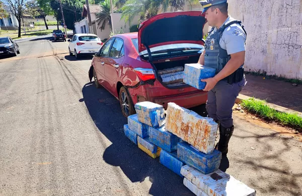 Adolescente dirige carro cheio de droga, tenta fugir e mobiliza polícia