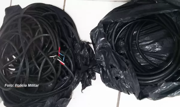 Dupla é presa pela PM em Marília furtando cabos e fios de construtora