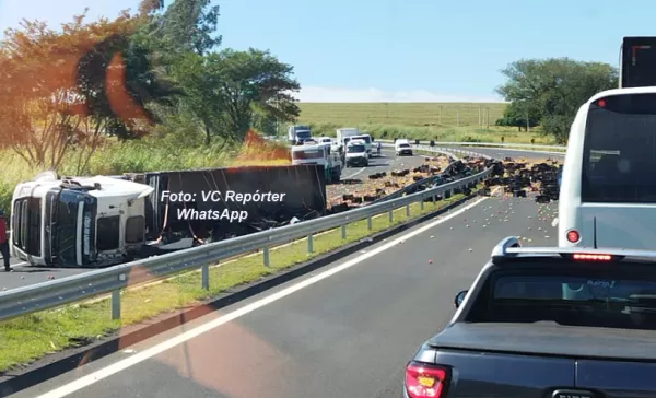 Carreta carregada com tomate tomba na SP-333, próximo a Marília