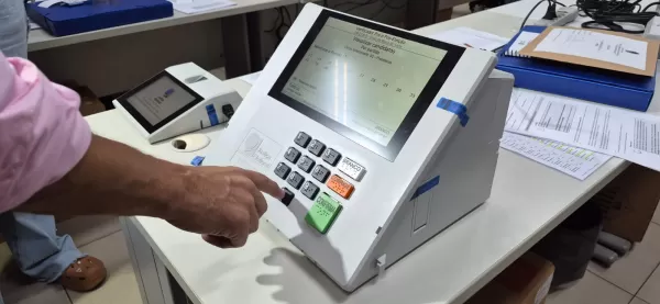 Pode “colar”! Justiça Eleitoral recomenda levar os números dos candidatos anotados em papel no dia da votação