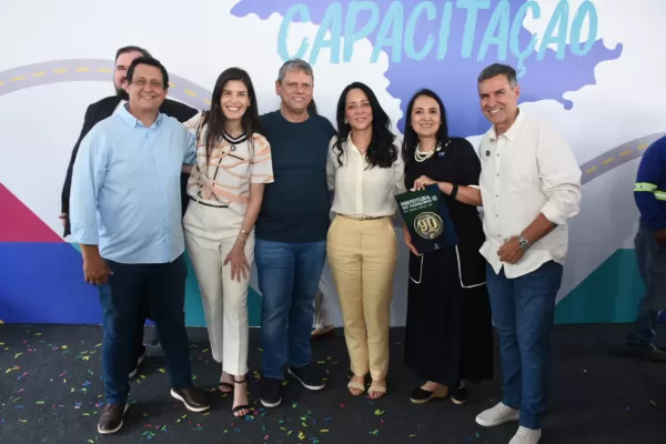Alunos recebem 500 certificados profissionais de Dani Alonso, Capitão Augusto, governador e primeira-dama