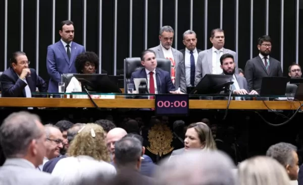 Câmara aprova, em dois turnos, PEC pelo fim da escala 6x1