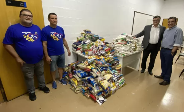 Acadêmicos do curso de Direito da Unimar arrecadam mais de meia tonelada de alimentos