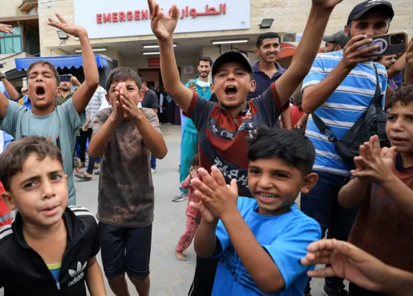 Hamas entrega últimos reféns a Israel; Trump reafirma fim da guerra