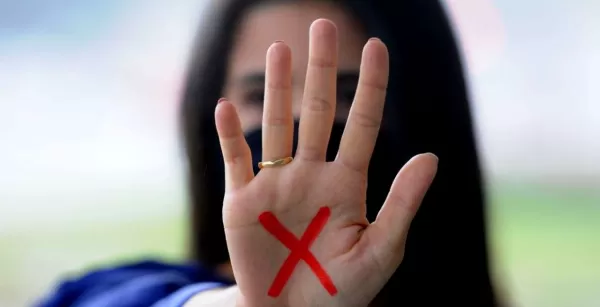 Caminhoneiro bate na mulher, dispara revólver e ainda dirige embriagado