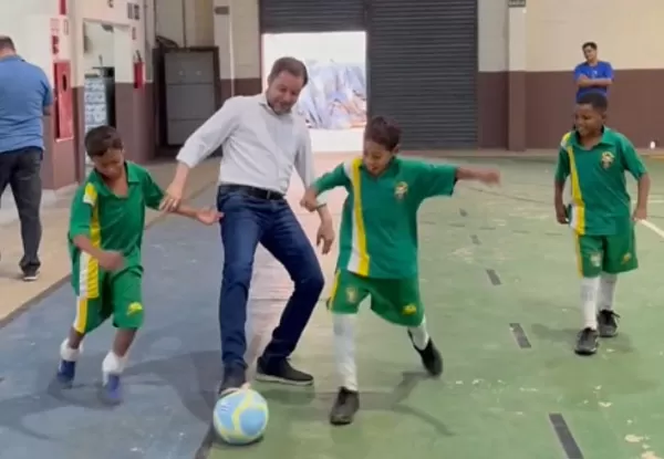 Ricardinho Mustafá joga bola com crianças do Educandário e garante mais apoio à entidade