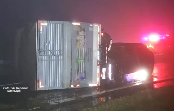 Com chuva, caminhão tomba na SP-294 e provoca acidente envolvendo carro