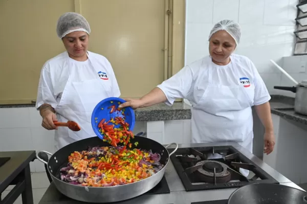 PAT/Marília oferece 50 vagas para cozinheiro(a) escolar, nesta quinta-feira (dia 23)